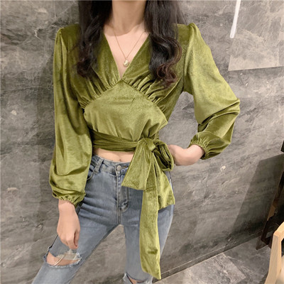 Aksominė moteriška palaidinė su špico iškirpte ir kaklaraiščiais