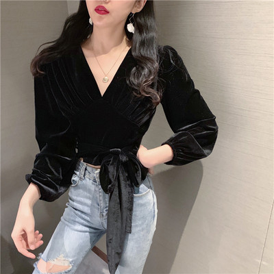 Aksominė moteriška palaidinė su špico iškirpte ir kaklaraiščiais