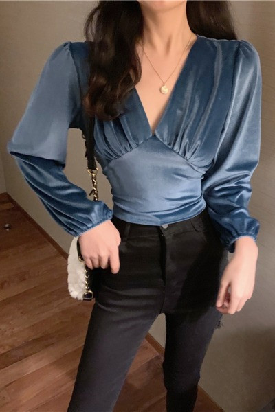 Aksominė moteriška palaidinė su špico iškirpte ir kaklaraiščiais