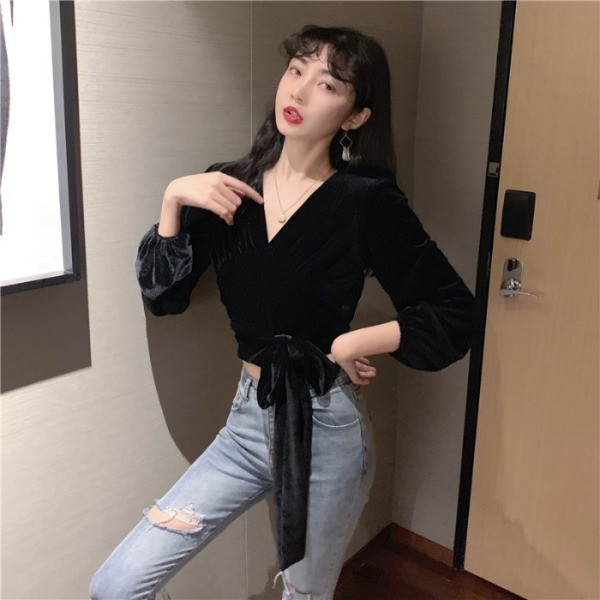 Aksominė moteriška palaidinė su špico iškirpte ir kaklaraiščiais