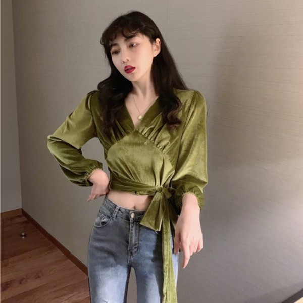 Aksominė moteriška palaidinė su špico iškirpte ir kaklaraiščiais