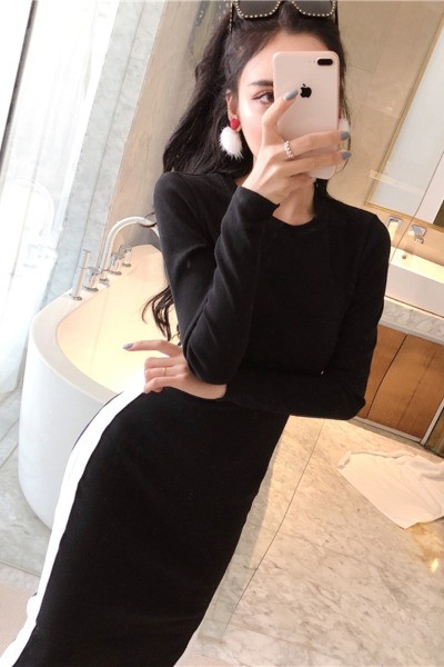 Testre szabott női ruha hosszú ujjal és oldalsó szegéllyel