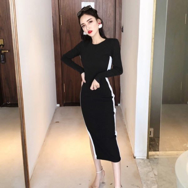 Testre szabott női ruha hosszú ujjal és oldalsó szegéllyel