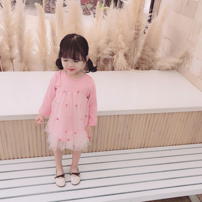 Moderna bērnu kleita ar apaļu kakla izgriezumu un izšuvumiem