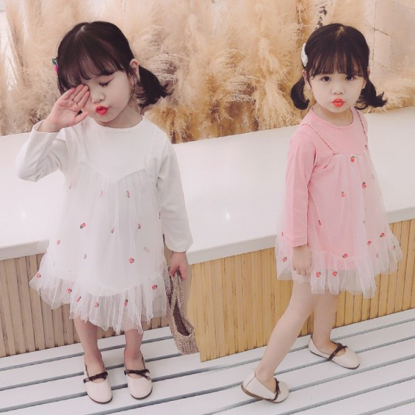 Moderna bērnu kleita ar apaļu kakla izgriezumu un izšuvumiem