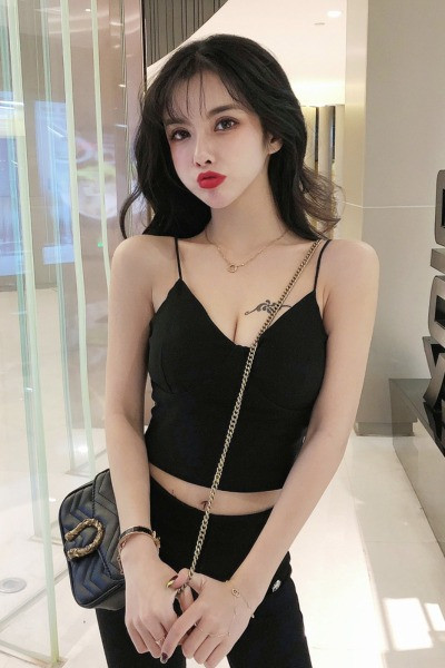 Īss, pieguļošs tvertni ar plānām lencēm