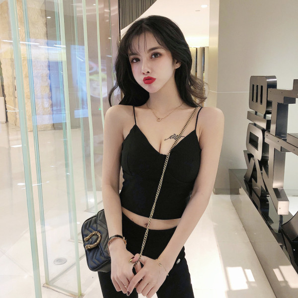 Īss, pieguļošs tvertni ar plānām lencēm