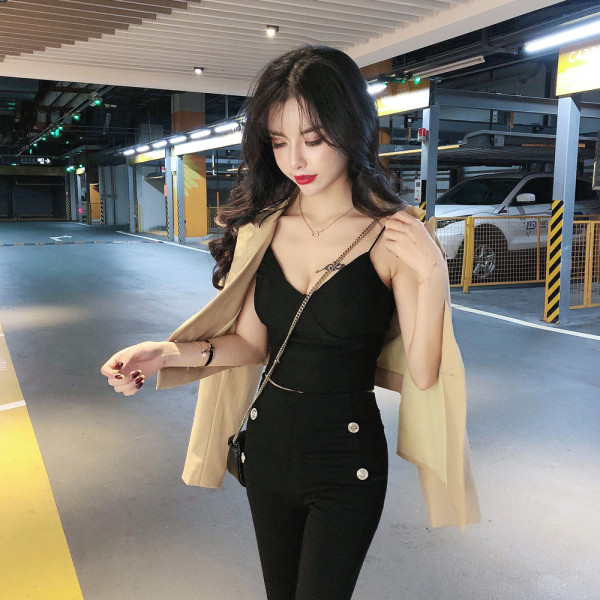 Īss, pieguļošs tvertni ar plānām lencēm