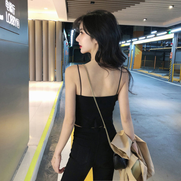 Īss, pieguļošs tvertni ar plānām lencēm