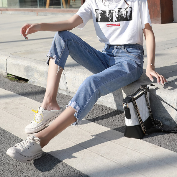 Alkalmi női farmer magas derékkal, jobbra szakadt kék színben