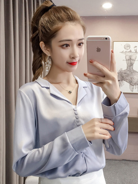 Stílusos női ing gombokkal és spitz nyakkivágással