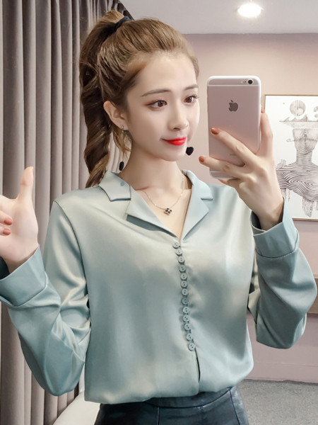 Stílusos női ing gombokkal és spitz nyakkivágással