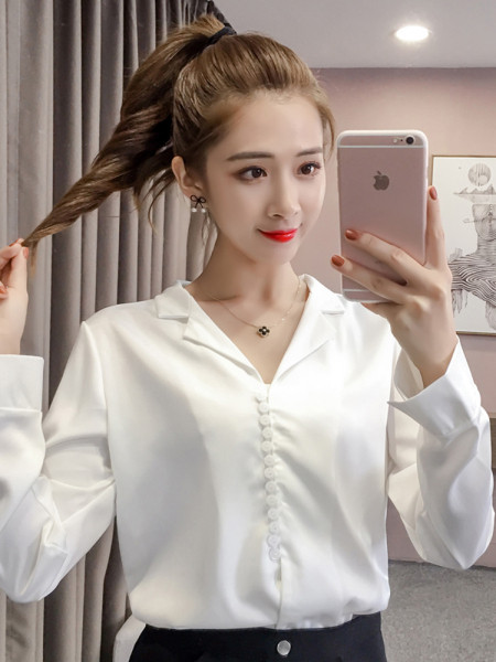 Stílusos női ing gombokkal és spitz nyakkivágással