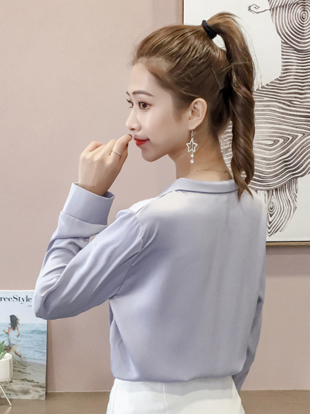 Stílusos női ing gombokkal és spitz nyakkivágással