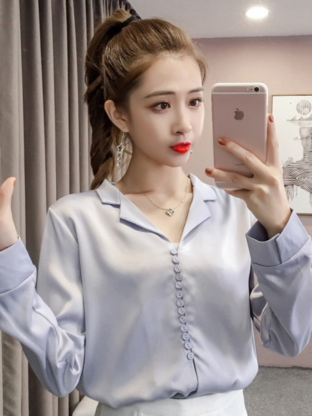 Stílusos női ing gombokkal és spitz nyakkivágással