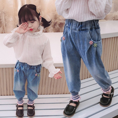 Модерни детски дънки за момичета с джобове и 3D елементи