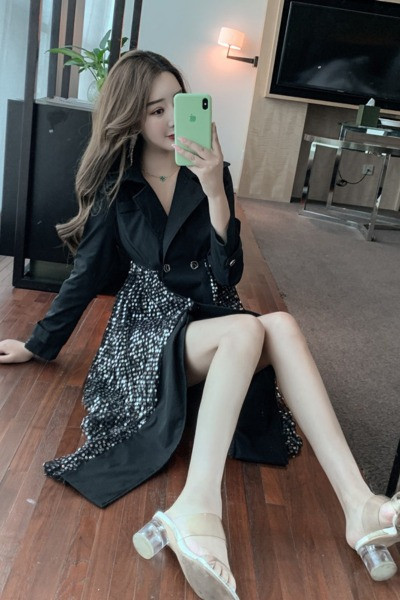 Ilga moteriška suknelė su sagomis ir blizgučiais