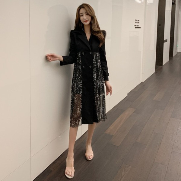 Ilga moteriška suknelė su sagomis ir blizgučiais