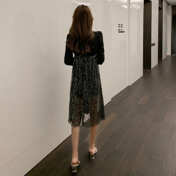 Ilga moteriška suknelė su sagomis ir blizgučiais