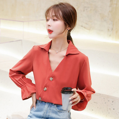 Ikdienas sieviešu krekls ar klasisku apkakli un dziļu kakla izgriezumu