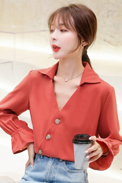 Ikdienas sieviešu krekls ar klasisku apkakli un dziļu kakla izgriezumu