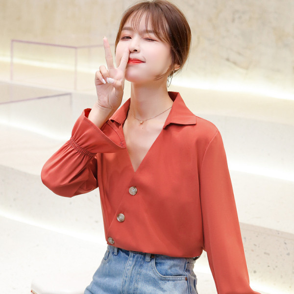 Ikdienas sieviešu krekls ar klasisku apkakli un dziļu kakla izgriezumu