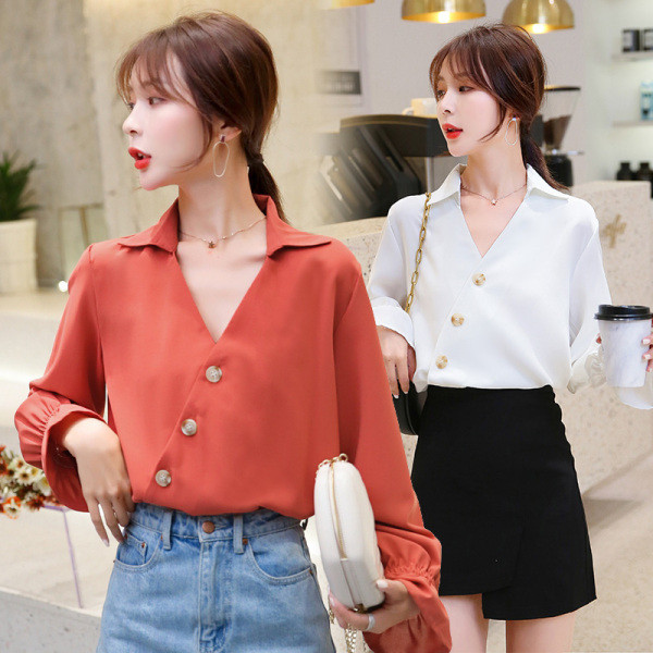 Ikdienas sieviešu krekls ar klasisku apkakli un dziļu kakla izgriezumu