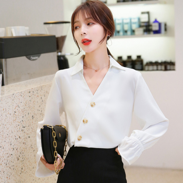 Ikdienas sieviešu krekls ar klasisku apkakli un dziļu kakla izgriezumu