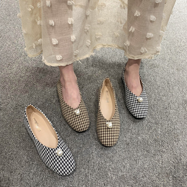 Alkalmi textil mokaszinok lapos talppal és díszítéssel - gyöngyház