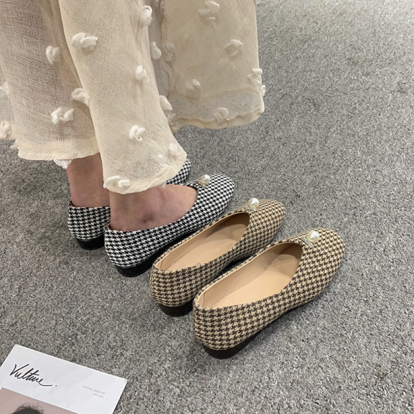 Alkalmi textil mokaszinok lapos talppal és díszítéssel - gyöngyház