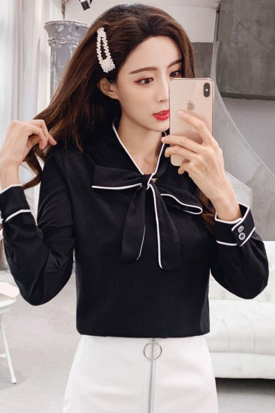 Hétköznapi női ing szalaggal és hosszú ujjal