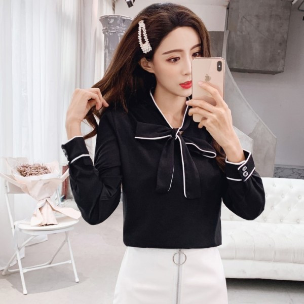 Hétköznapi női ing szalaggal és hosszú ujjal