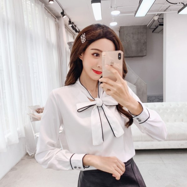 Hétköznapi női ing szalaggal és hosszú ujjal