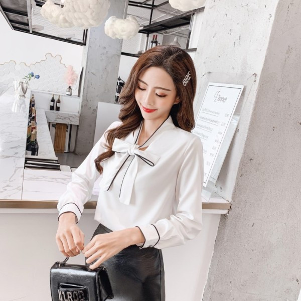 Hétköznapi női ing szalaggal és hosszú ujjal