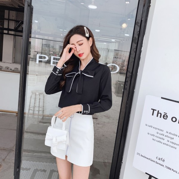 Hétköznapi női ing szalaggal és hosszú ujjal