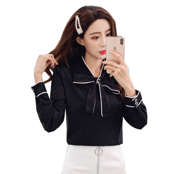 Hétköznapi női ing szalaggal és hosszú ujjal