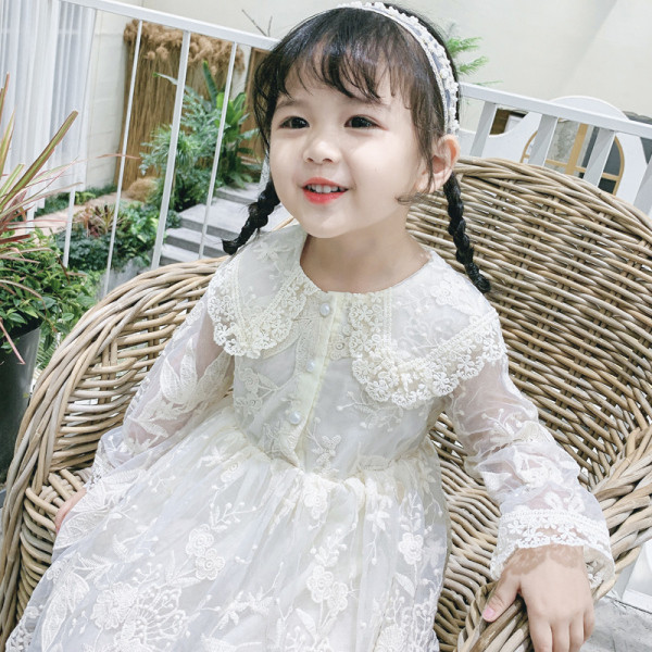 Šiuolaikinė vaikiška suknelė su nėriniais ir sagomis