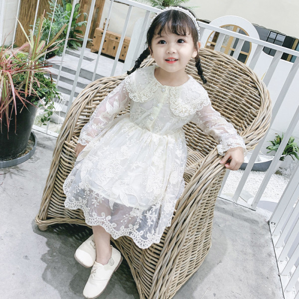 Šiuolaikinė vaikiška suknelė su nėriniais ir sagomis