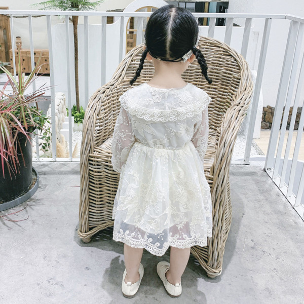 Šiuolaikinė vaikiška suknelė su nėriniais ir sagomis