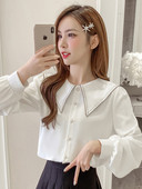 Alkalmi női ing gombokkal és ovális nyakkivágással