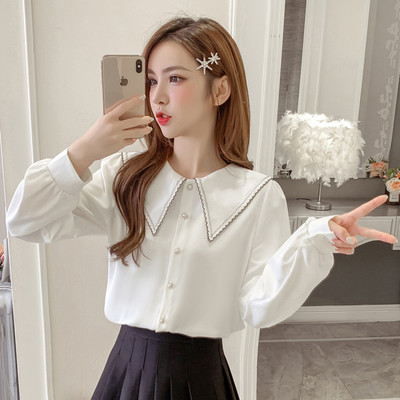 Alkalmi női ing gombokkal és ovális nyakkivágással