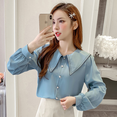 Alkalmi női ing gombokkal és ovális nyakkivágással