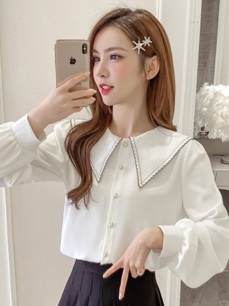 Alkalmi női ing gombokkal és ovális nyakkivágással