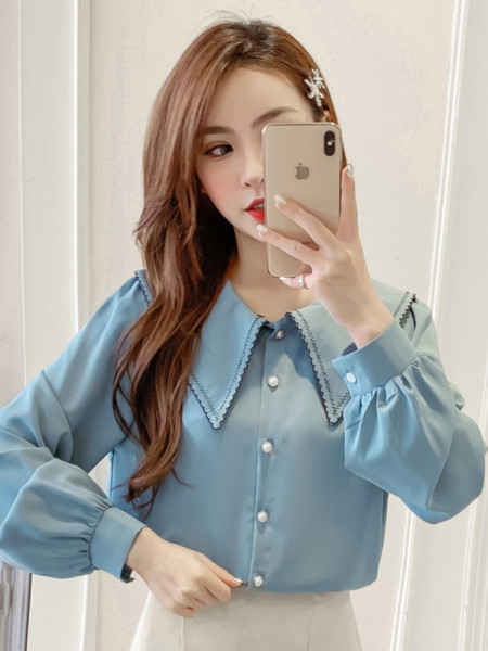 Alkalmi női ing gombokkal és ovális nyakkivágással