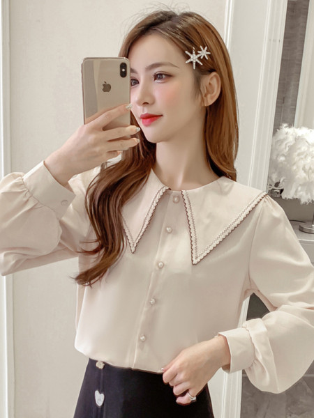 Alkalmi női ing gombokkal és ovális nyakkivágással