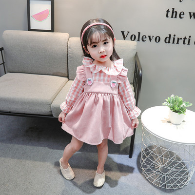 Dabartinis vaikiškos suknelės kirpimo modelis ilgomis rankovėmis