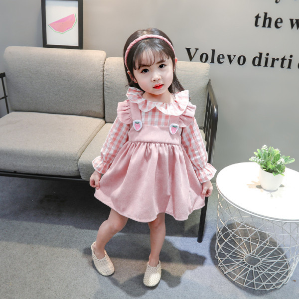 Dabartinis vaikiškos suknelės kirpimo modelis ilgomis rankovėmis