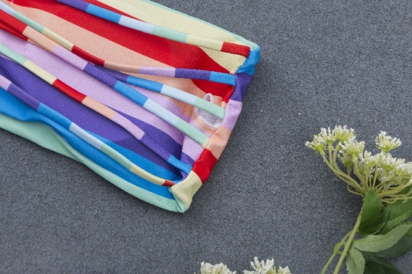 Krāsains sieviešu divdaļīgs peldkostīms ar lentes augšdaļu