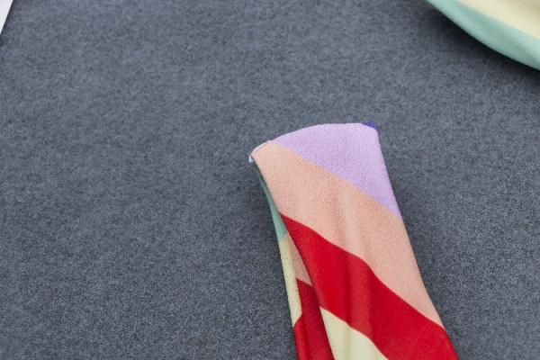 Krāsains sieviešu divdaļīgs peldkostīms ar lentes augšdaļu