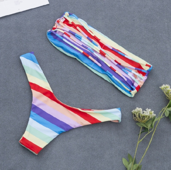 Krāsains sieviešu divdaļīgs peldkostīms ar lentes augšdaļu